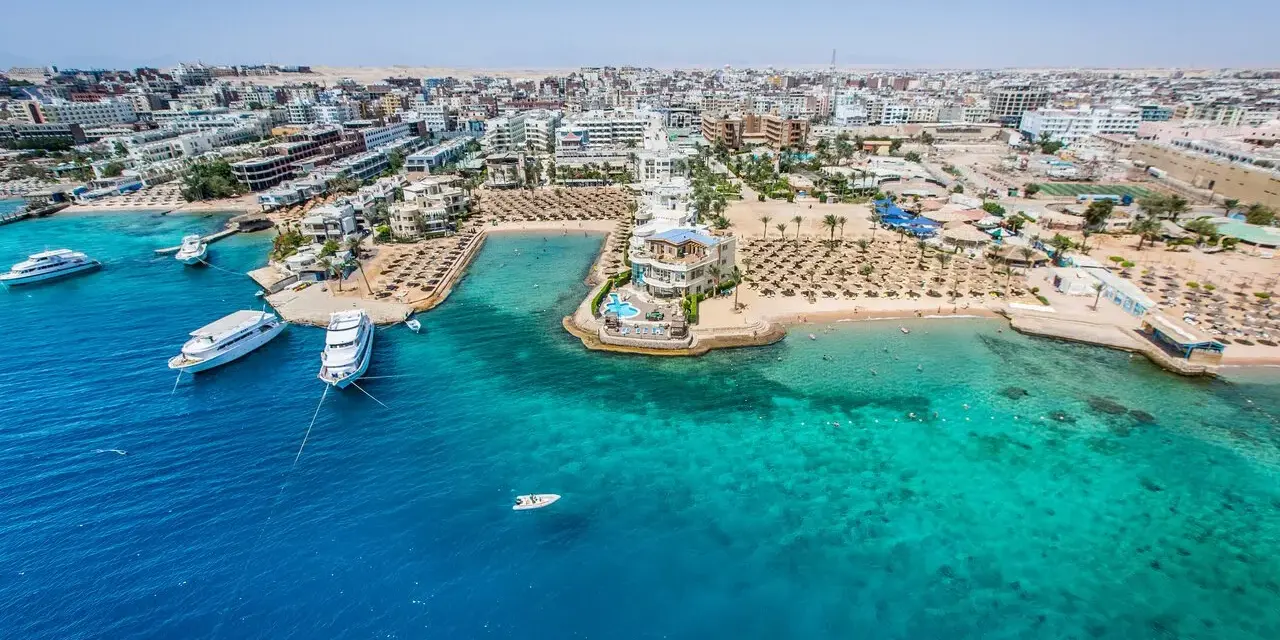 Hurghada jakie morze? Błękitne wody Morza Czerwonego otaczają kurort z hotelami, plażami i jachtami.