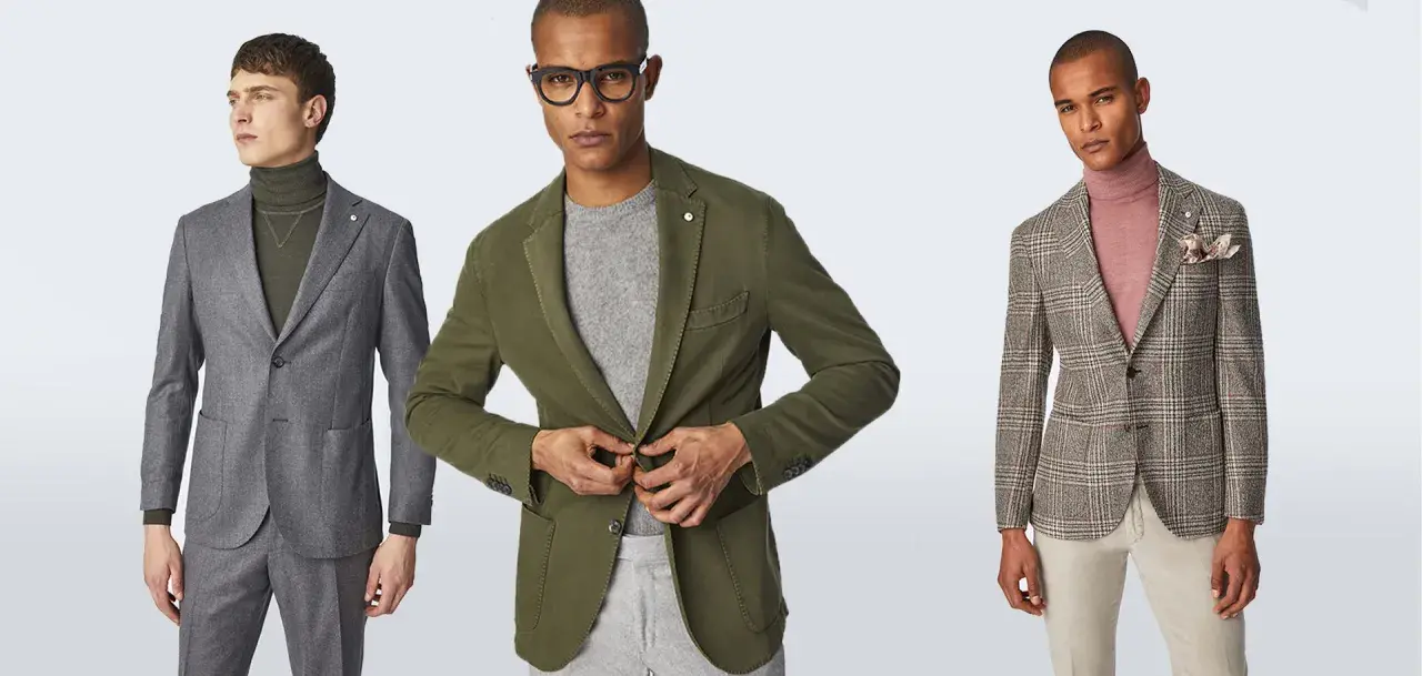 Tre uomini indossano un outfit formale: giacche eleganti, dolcevita e pantaloni.