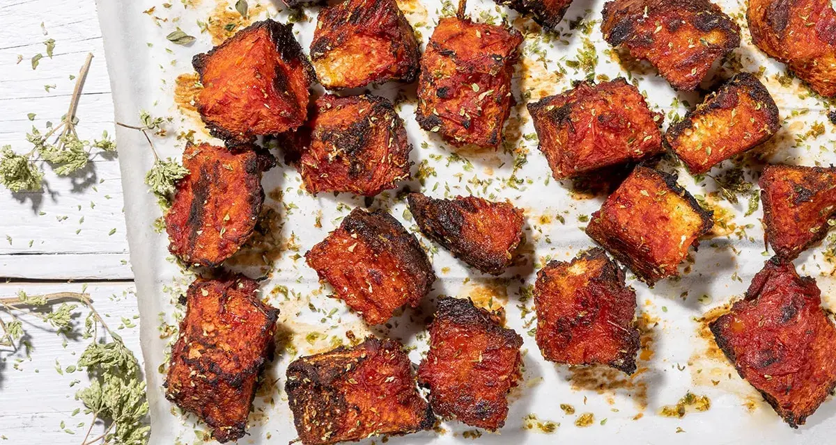 Cubetti di pane raffermo croccanti e dorati, conditi con erbe aromatiche. Perfetti per tante ricette con pane raffermo.
