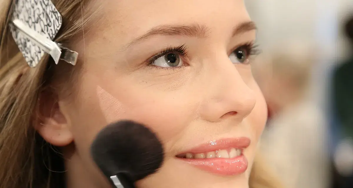 Delikatny róż na policzkach, subtelny błysk na ustach – to efekt igari makeup.