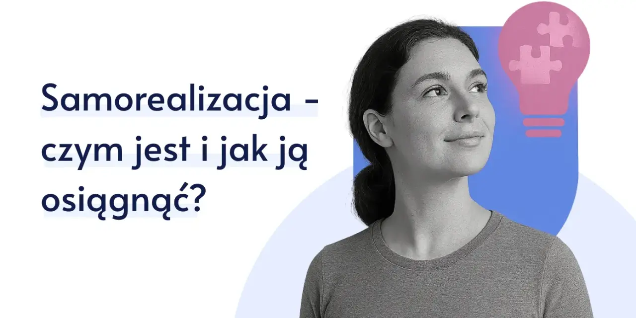 Kobieta patrzy w górę, obok niej żarówka z puzzlami.