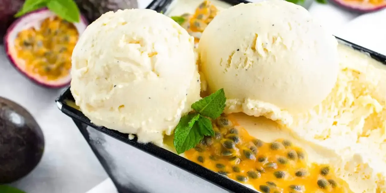 Cremiges Maracuja Eis mit frischer Minze und saftigen Passionsfrüchten. Ein tropischer Genuss!
