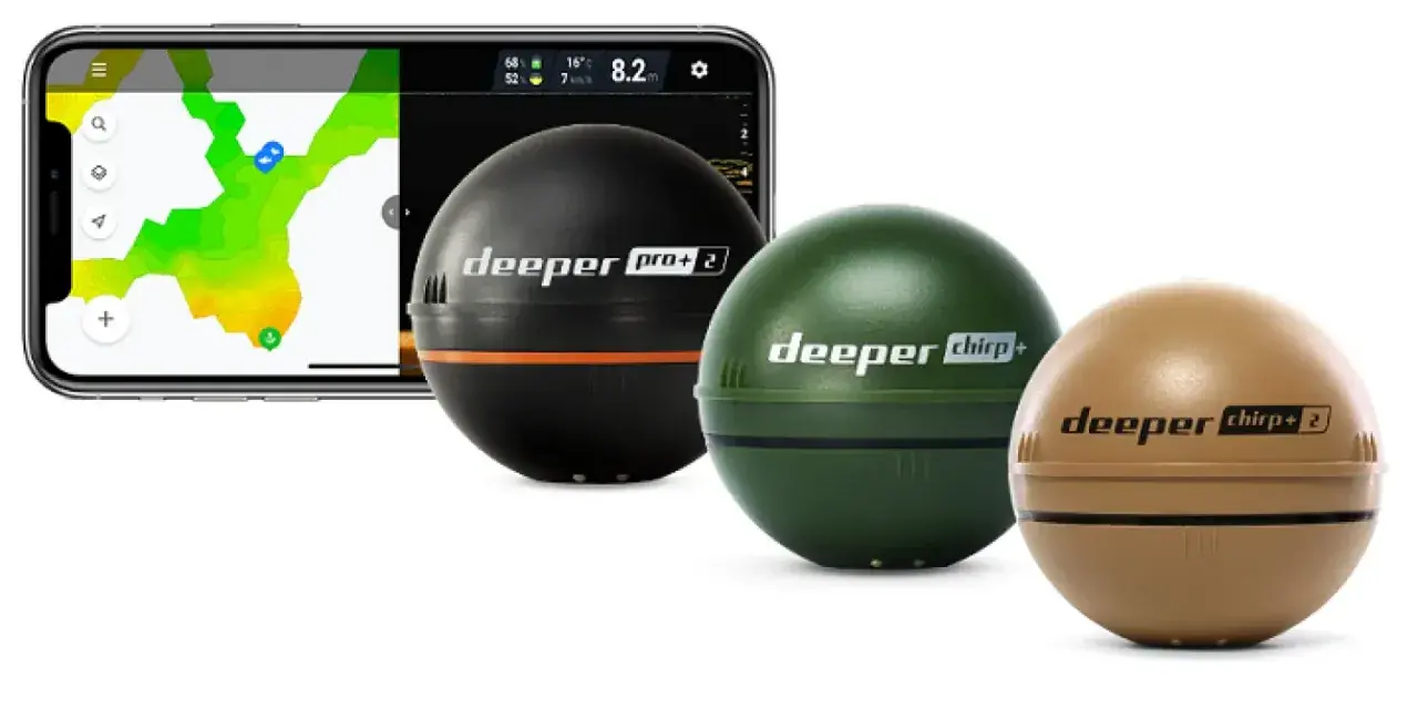 Drei Deeper Fischfinder in Schwarz, Grün und Braun neben einem Smartphone mit Tiefenkarte. Perfekt für tiefere Start Erfahrungen.