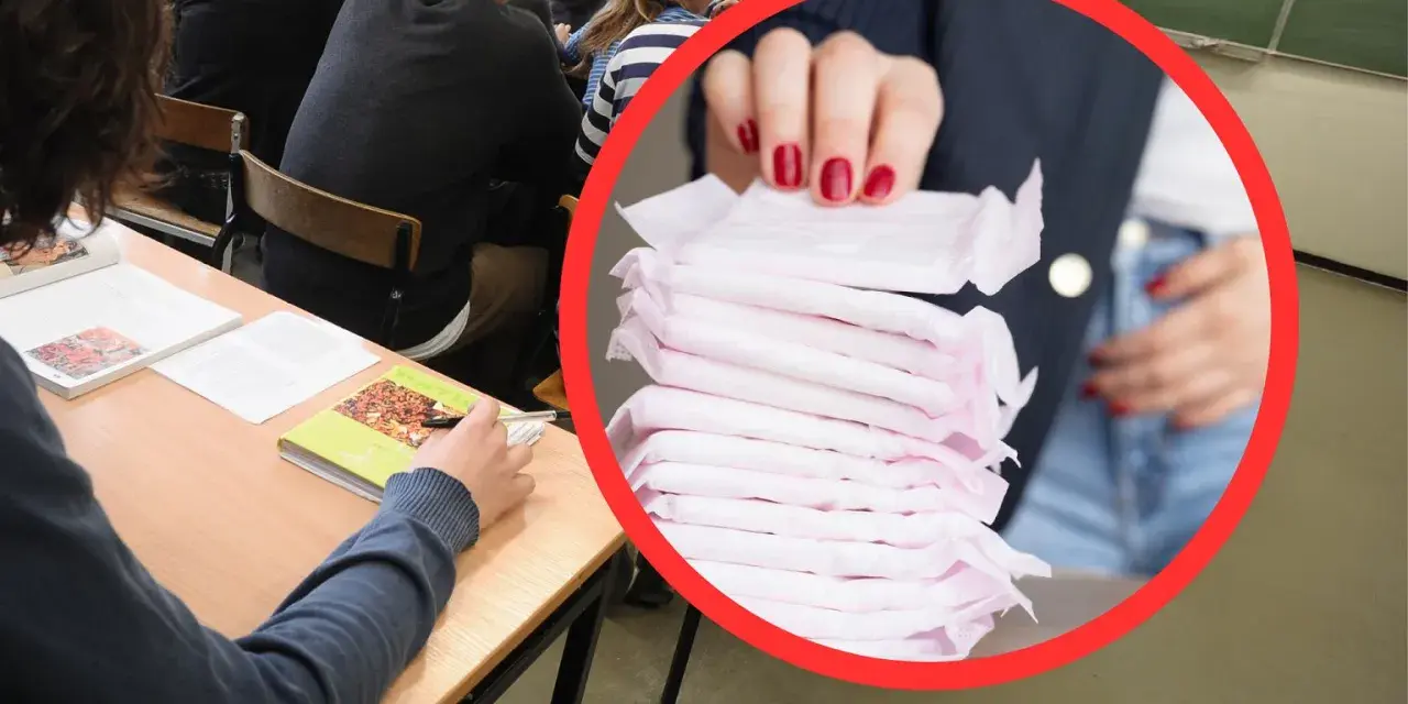 W sali lekcyjnej, gdzie uczniowie siedzą przy ławkach, widać stos podpasek. To ważny element higieny, który może pomóc w codziennym funkcjonowaniu.