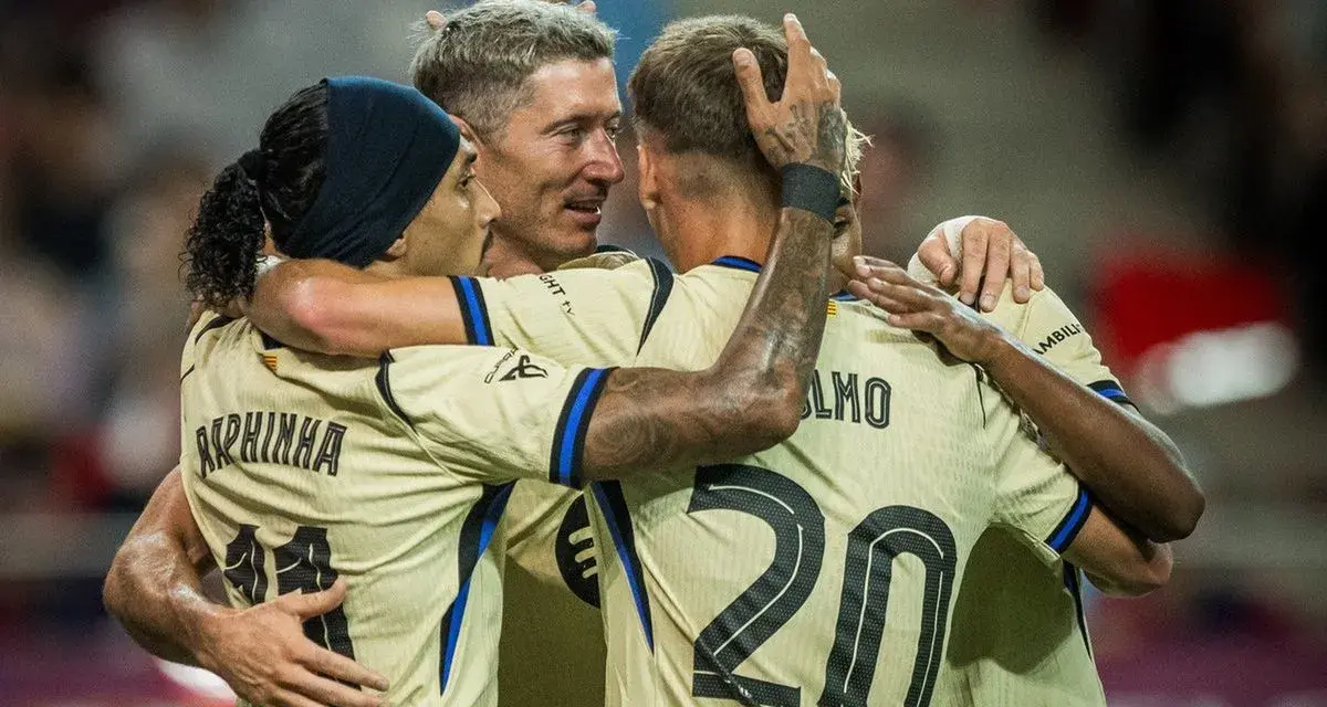 Raphinha, Lewandowski i Ferran Torres z FC Barcelona świętują bramkę przeciwko Levante.