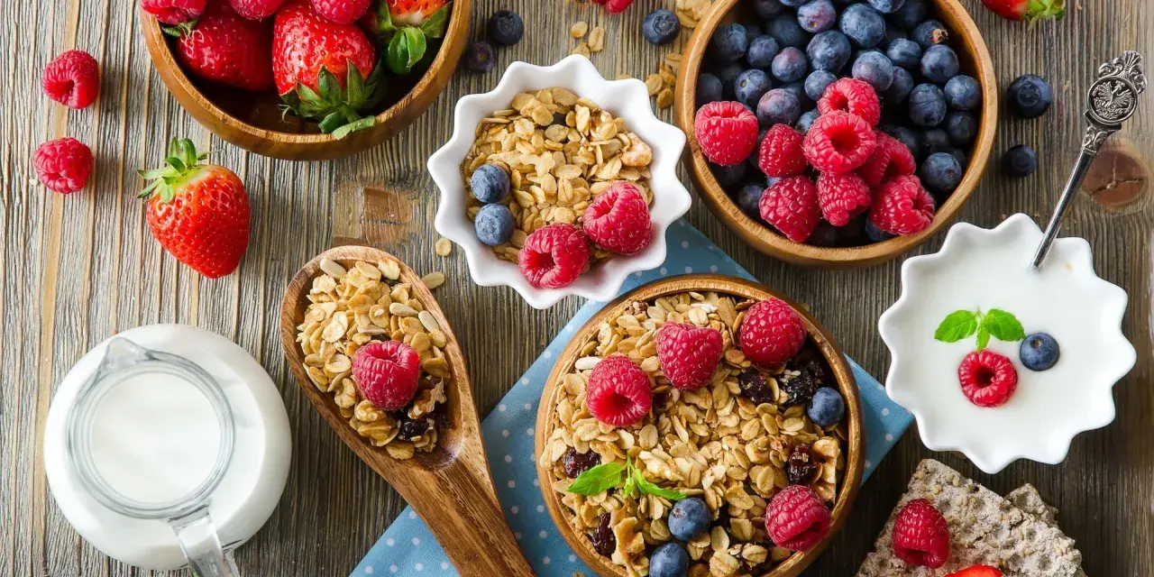 Świeże owoce, jogurt i granola – idealne składniki dla diety bogatoresztkowej. Zdrowy początek dnia.