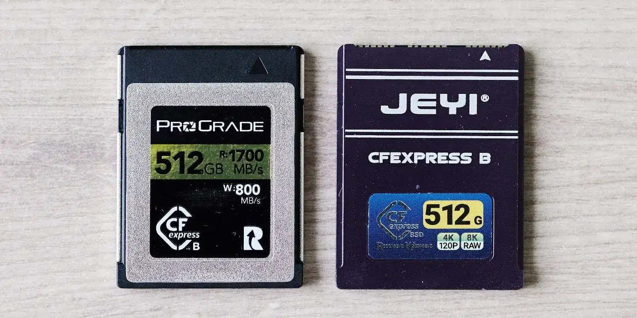 Dwie karty pamięci CFexpress: ProGrade 512 GB i Jeyi 512 GB, gotowe do zapisywania materiałów 4K/8K RAW.