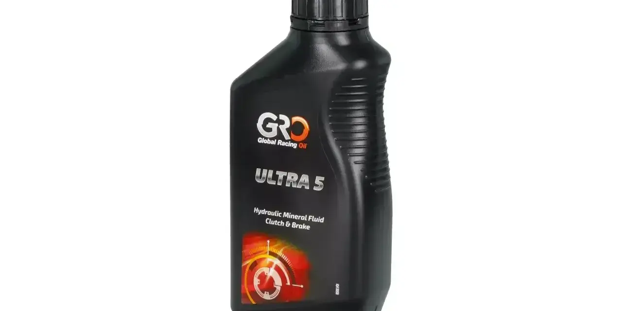 Czarny, profilowany kanister z płynem hydraulicznym GRD Ultra 5. Idealny do układów sprzęgła i hamulca.
