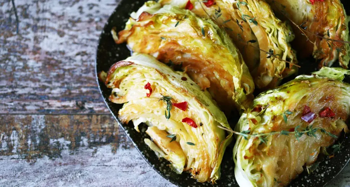 Pieczone ćwiartki kapusty z chili i tymiankiem, pyszne dania z kapusty.