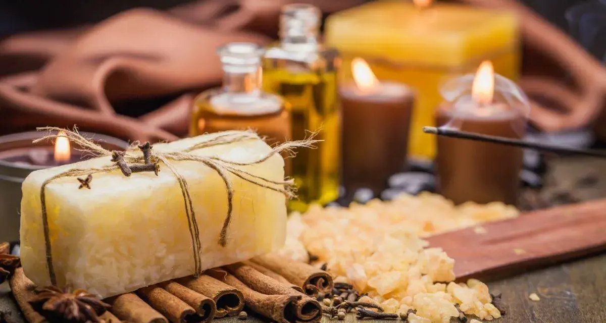 Jabón atado con hilo, rodeado de canela, anís y velas encendidas. Un ritual para atraer el amor de una persona.