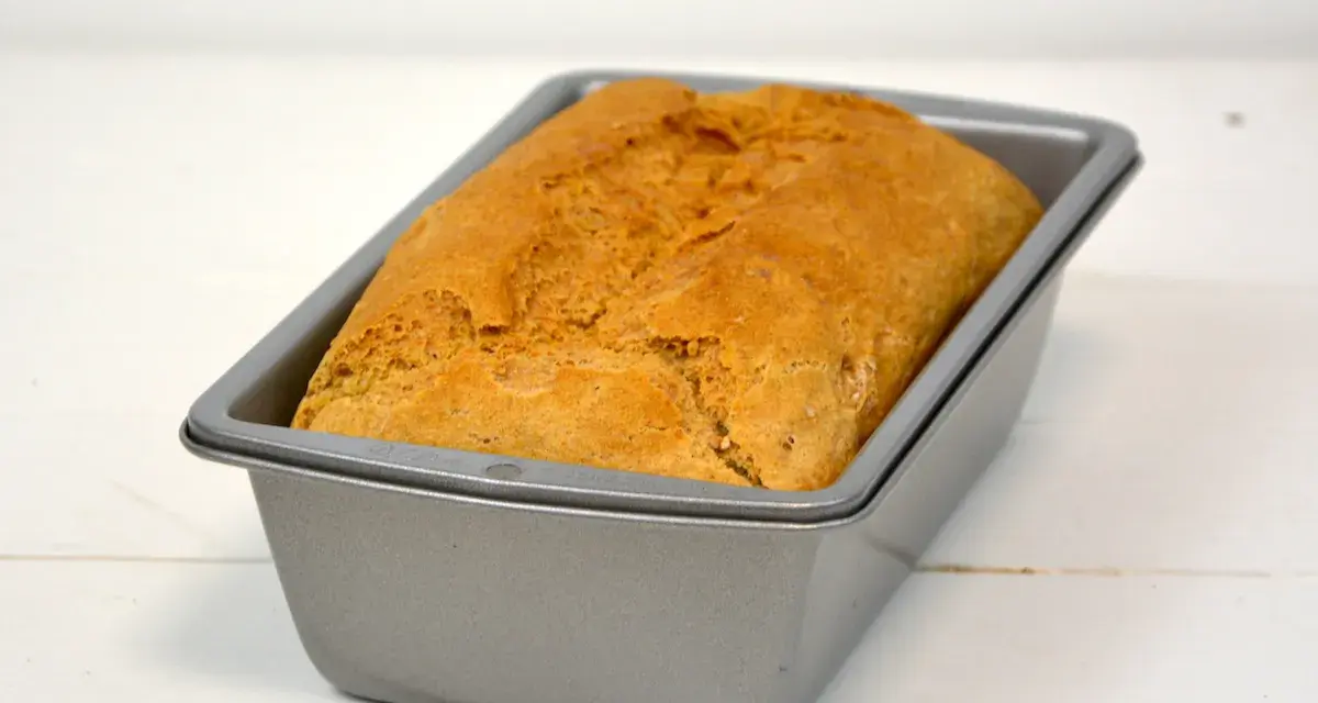 Frisch gebackenes Brot in einer Kastenform, bereit zum Genießen. Perfekt, um Brot darin zu backen.
