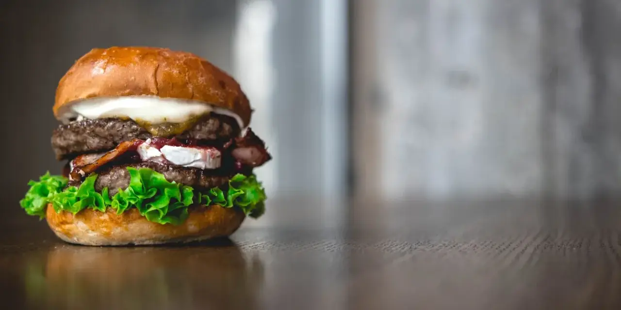 Ile kcal ma Twój burger? Odkryj ukryte kalorie i jedz fit!