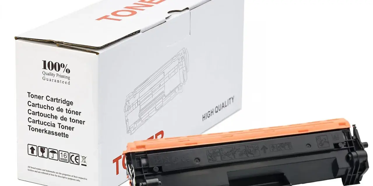 Toner do drukarki HP CP2025, zapakowany w białe pudełko z pomarańczowym wkładem. Wysoka jakość druku gwarantowana.