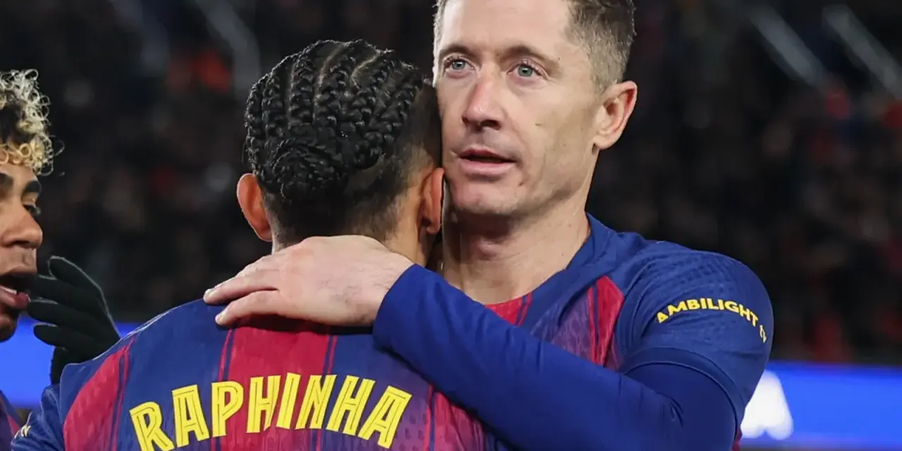 Robert Lewandowski obejmuje Raphinhę. Obaj piłkarze FC Barcelony, którzy mogą zapisać się w historii La Liga.