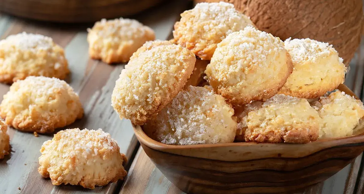 Pyszne ciasteczka keto z mąki kokosowej, posypane wiórkami, kuszą swoim wyglądem i zapachem. Idealne na dietę ketogeniczną.