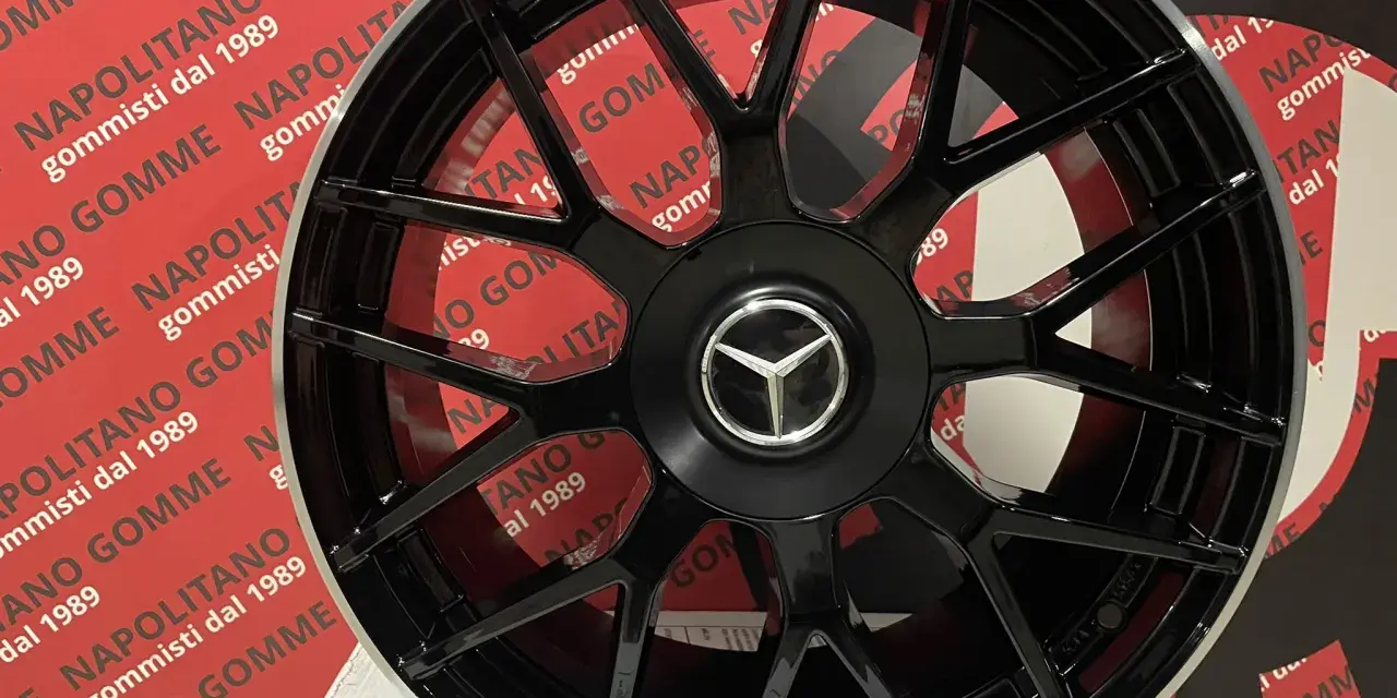 Cerchi originali Mercedes neri, design a 5 razze doppie, con logo Mercedes al centro.