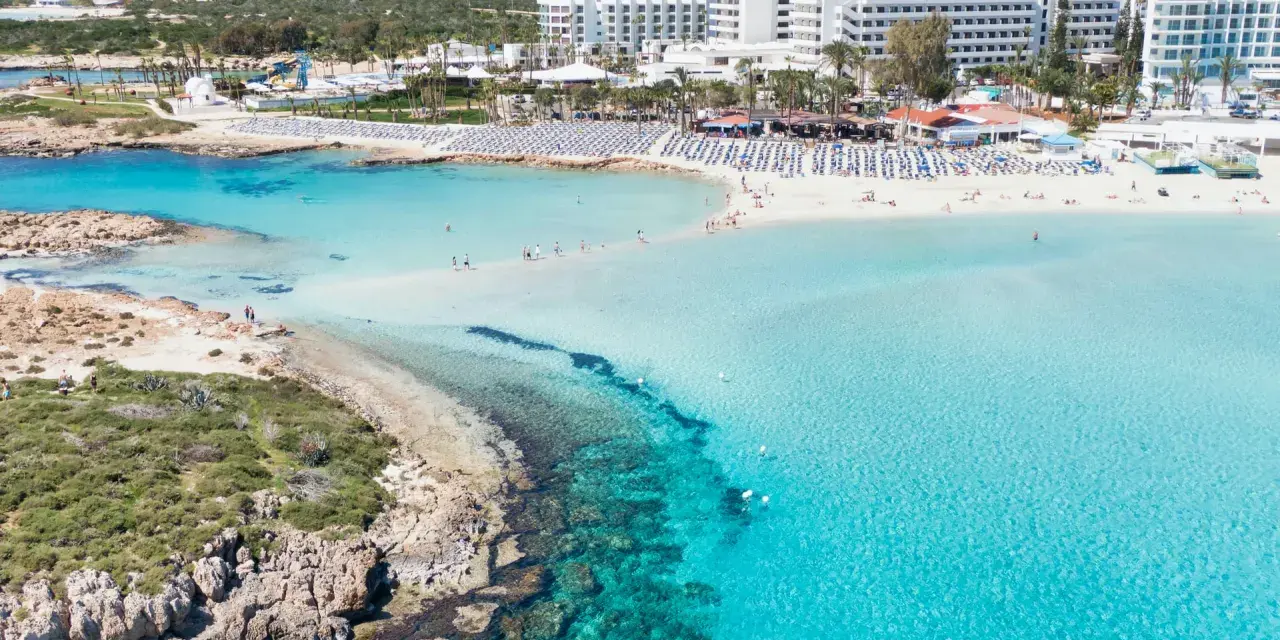 Piękne plaże i hotele na Cyprze. Sprawdź ceny na Cyprze i zaplanuj wymarzone wakacje!