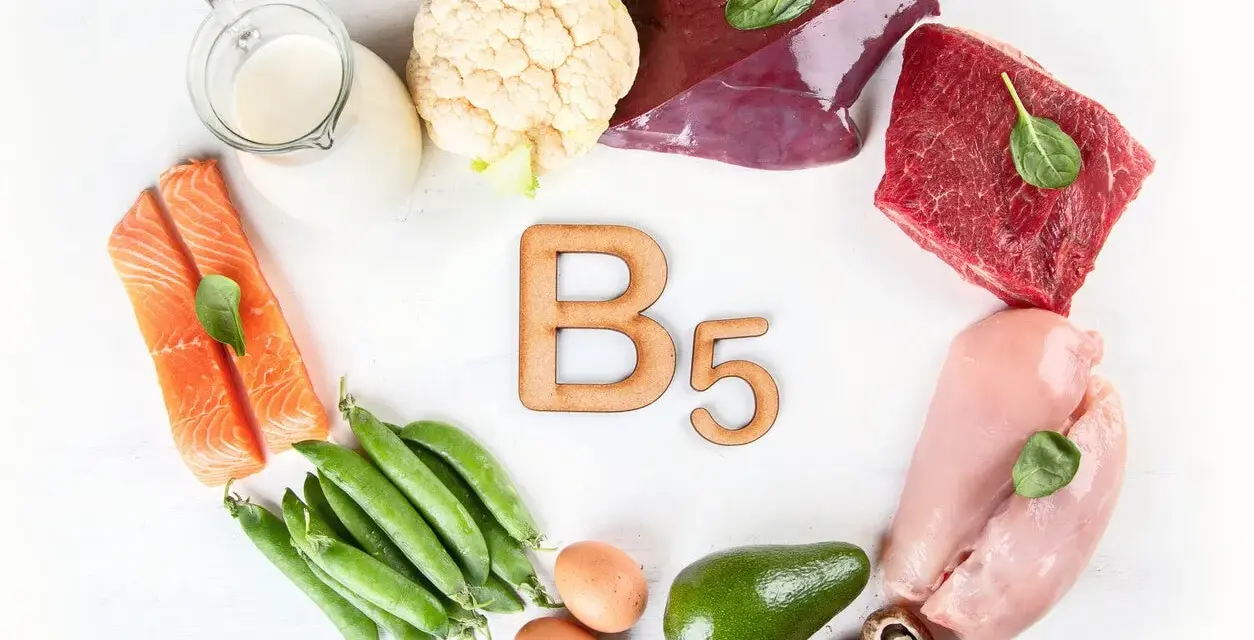 Alimentos ricos en vitamina B5: salmón, hígado, carne de res, pollo, guisantes, huevos, aguacate, champiñones, coliflor y leche.