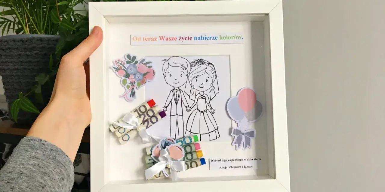 Ramka z motywem ślubnym, gdzie pieniądze zwinięte w rulony i przewiązane wstążkami tworzą kolorowy akcent, pokazując jak śmiesznie zapakować pieniądze na prezent.