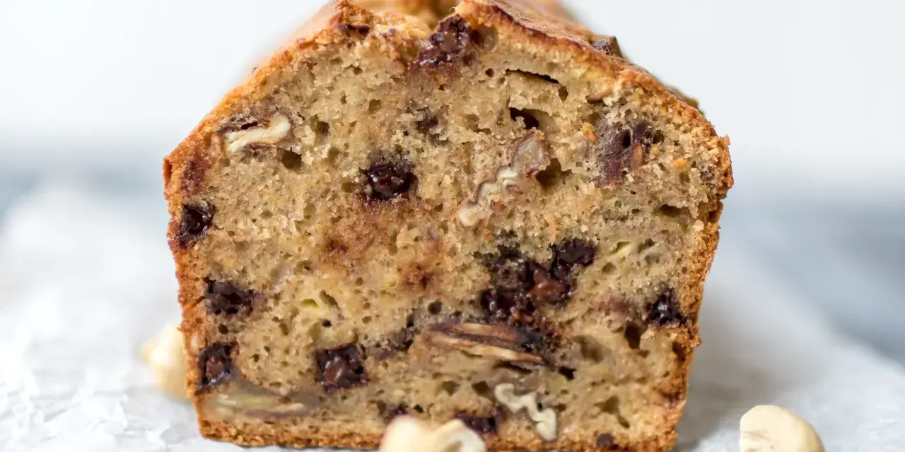 Ein saftiges Bananenbrot mit Schokoladenstückchen und Nüssen, perfekt für den Kaffeetisch.