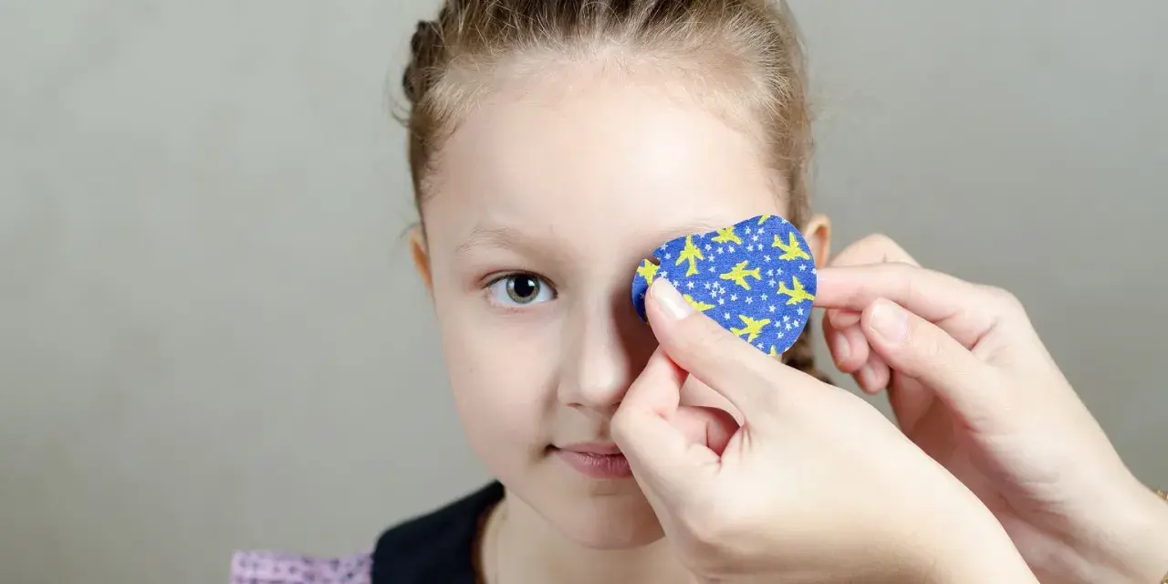 Dziecko z plastrem na oku, być może z powodu astygmatyzmu objawy.