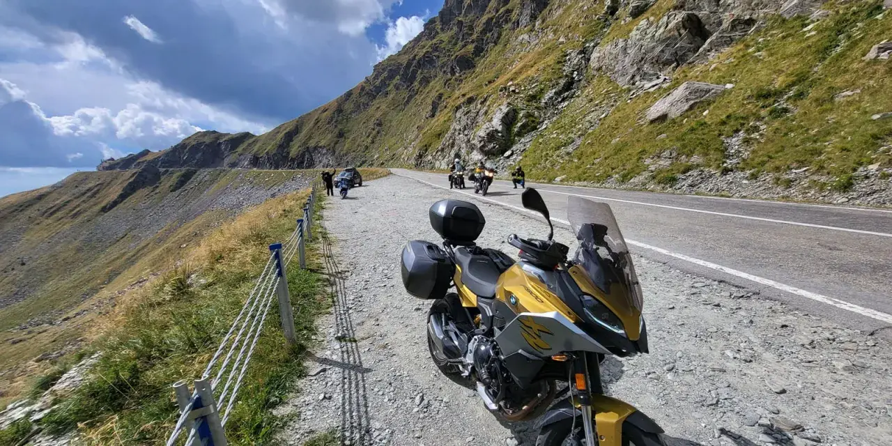Złoty motocykl na górskiej drodze w Rumunii. Podróż motocyklem po Rumunii, koszty paliwa i noclegów.