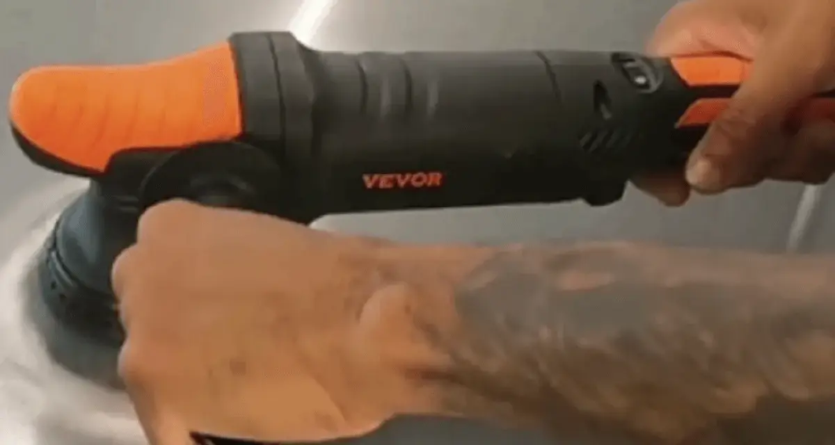 En person använder en polermaskin med borrmaskin för att polera en yta.