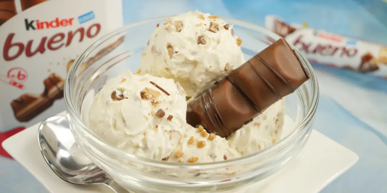 Schon mal daran gedacht, bueno Eis selber zu machen? Hier ist eine Schüssel voll cremigem Eis mit Bueno-Stückchen und einem Bueno-Riegel.