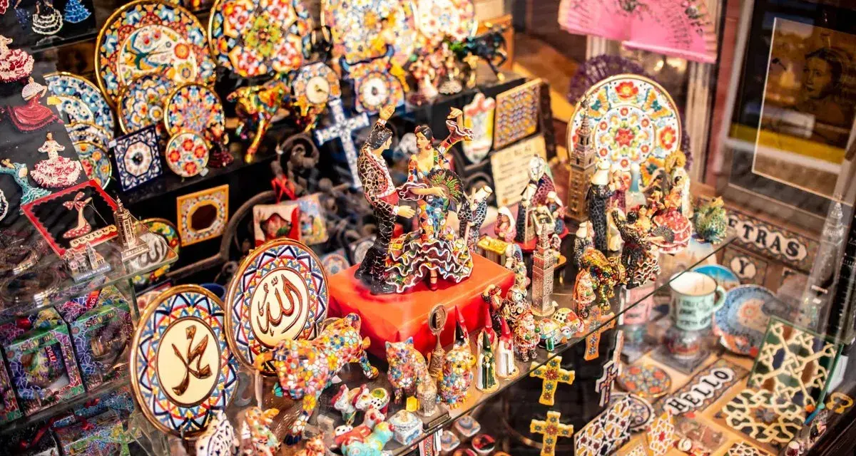 Kolorowe pamiątki z Hiszpanii: figurki tancerzy flamenco, talerze, wachlarze, krzyże i mozaiki. Idealne, by poczuć klimat Andaluzji.