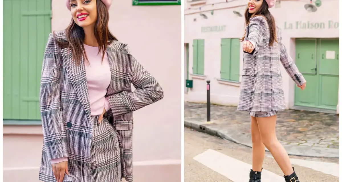 Dziewczyna w różowym beretku i kraciastej marynarce z mini spódniczką, uosobienie preppy style, pozuje na tle paryskiej uliczki.