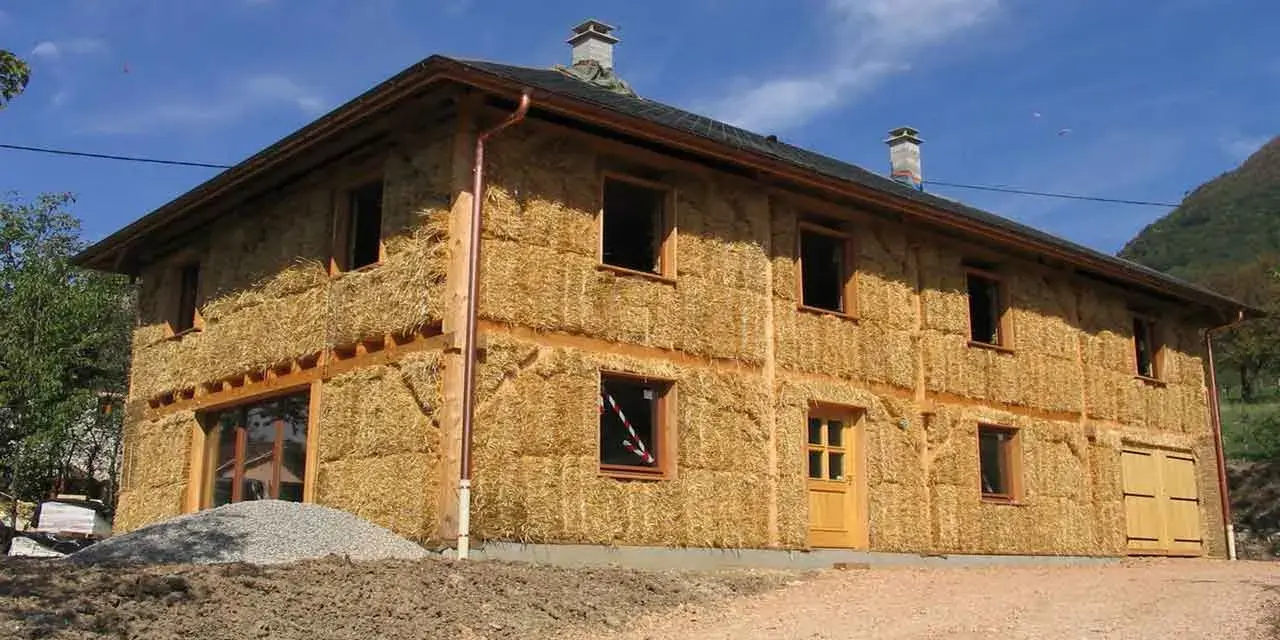 Maison en paille en construction, 100m2. Le prix de cette maison écologique est attractif.