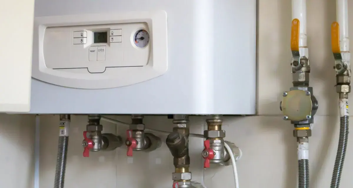 Caldaia a gas con pannello di controllo e tubazioni. Il tubo scarico fumi scaldabagno a gas normativa è essenziale per la sicurezza.