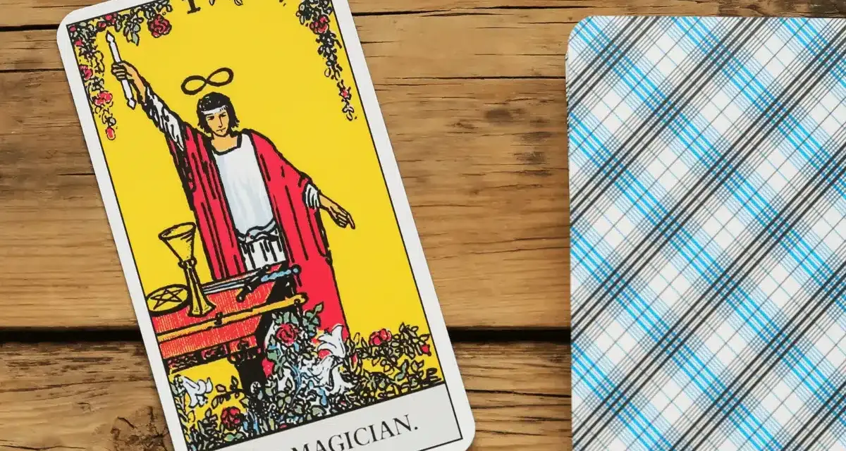 El Mago, carta I del tarot Marsella, con su varita y símbolos de poder, listo para la lectura.