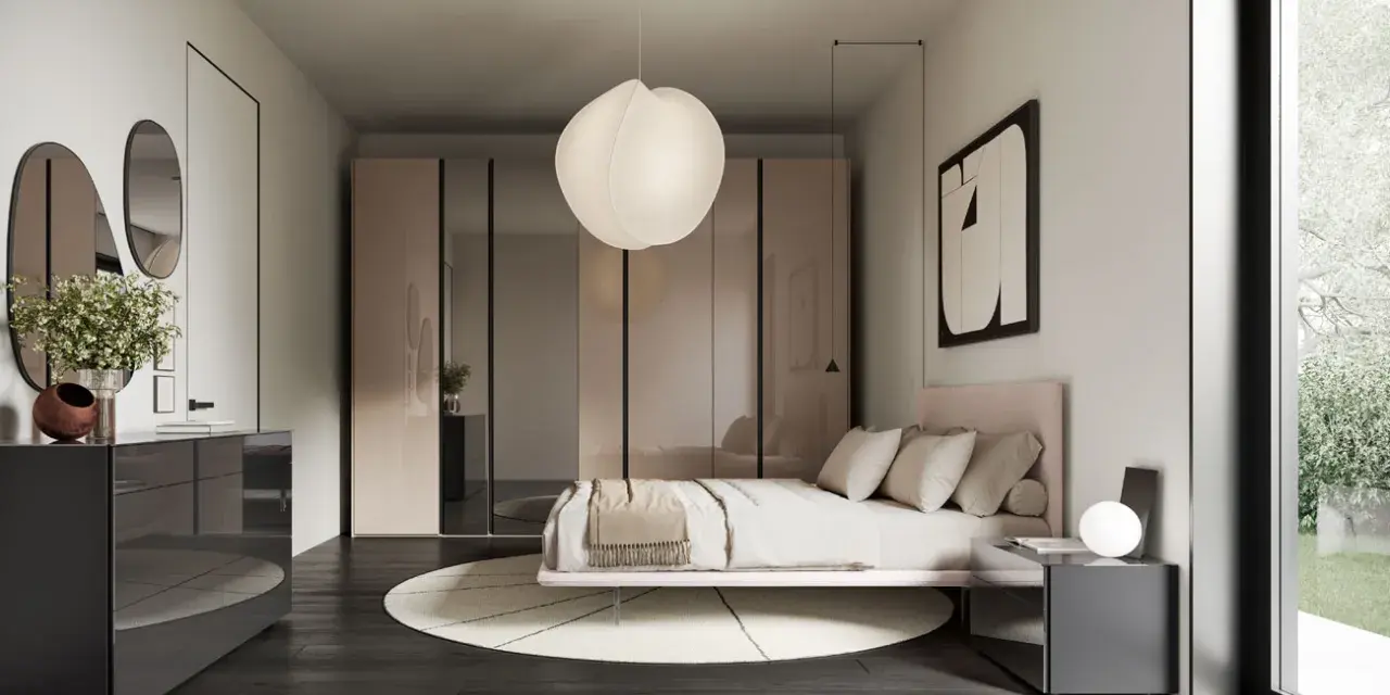 Camera da letto con letto rosa, armadi a specchio e comò grigio. Un'ispirazione per arredare casa moderna elegante con stile e raffinatezza.