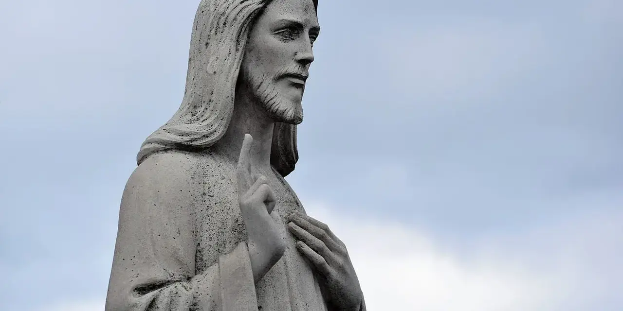 Kamienna rzeźba Jezusa z podniesionym palcem, jakby mówił "pamiętajcie o Syjonie", nawiązując do psalm 137.