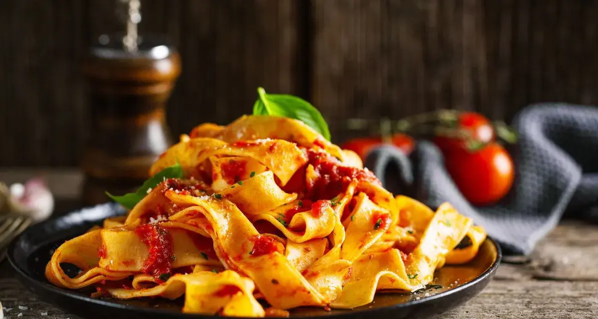 Pappardelle z sosem pomidorowym i bazylią. Szybki obiad bez mięsa, idealny na każdy dzień.