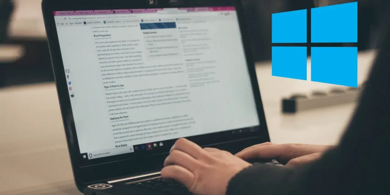 Ręce piszą na klawiaturze laptopa, na ekranie widać artykuł o malowaniu dachu. Obok logo Windows.