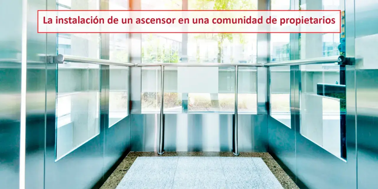 Interior de un ascensor moderno, listo para poner ascensor. Paredes de acero inoxidable y cristal, suelo de mármol.