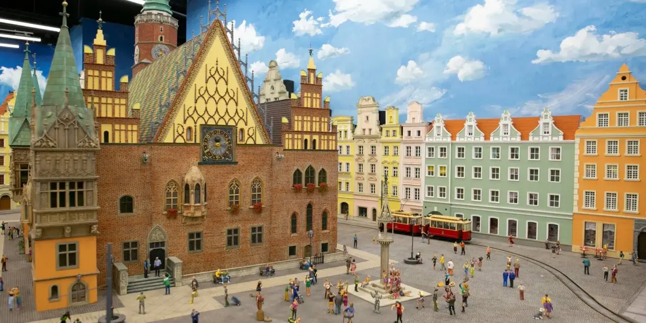 Miniaturowy Rynek we Wrocławiu z kolorowymi kamieniczkami i tramwajem. Idealne wrocławskie atrakcje dla dorosłych, by poczuć klimat miasta.