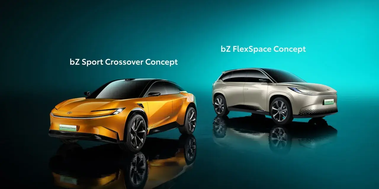 Dwa koncepcyjne samochody elektryczne: pomarańczowy bZ Sport Crossover i beżowy bZ FlexSpace.