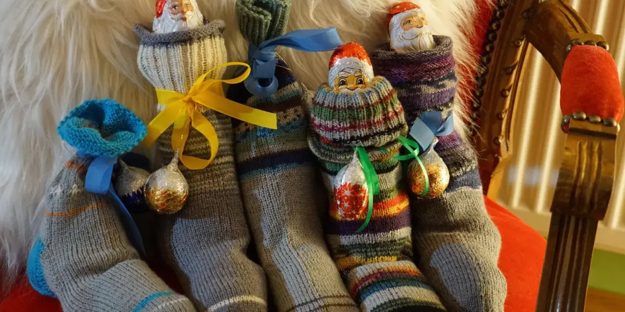 Gestrickte Nikolausstiefel mit Schokoladen-Nikoläusen und Kugeln. Wann ist Nikolaustag? Bald!