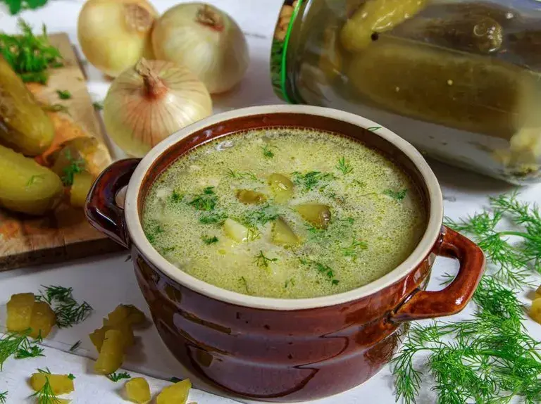 Jak zaprawić zupę ogórkową, aby uzyskać niezapomniany smak?