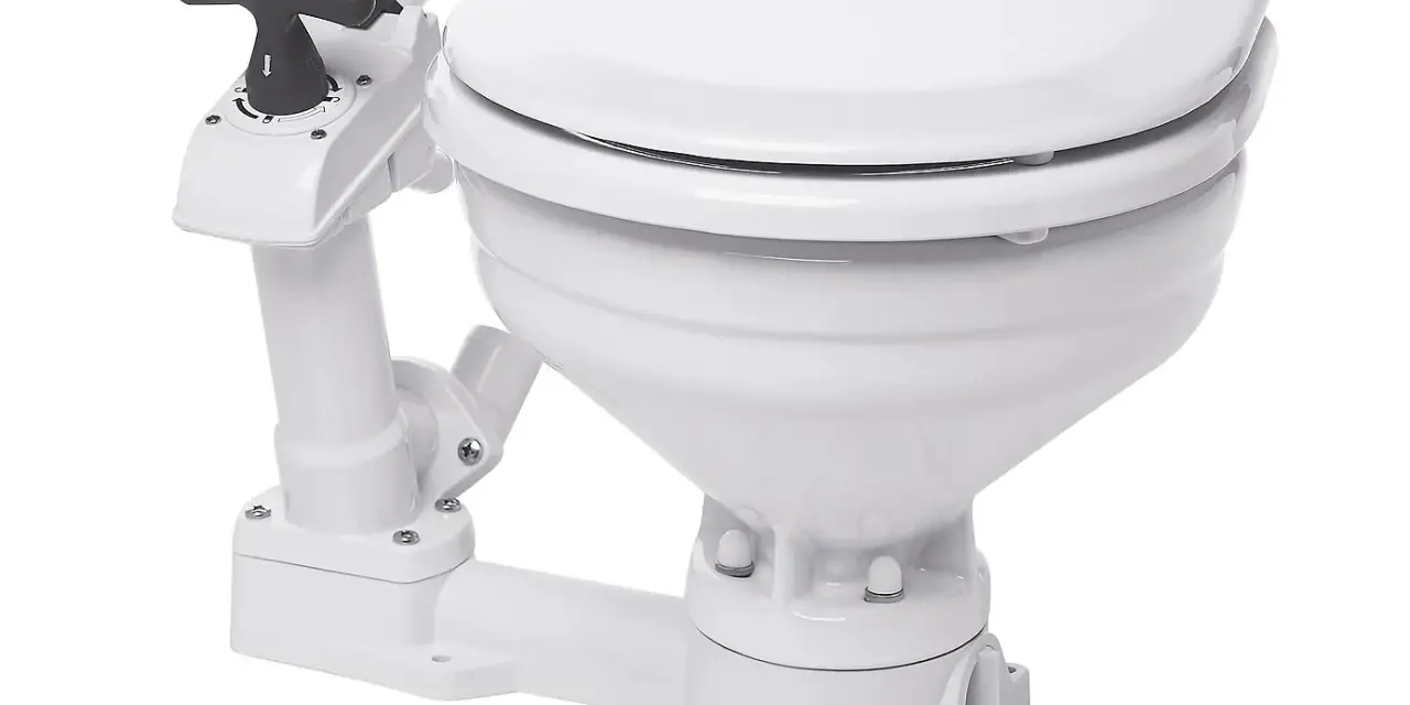 Weiße elektrische Toilette für Boote mit Bedienhebel. Die Funktion ist für den Einsatz auf See ausgelegt.