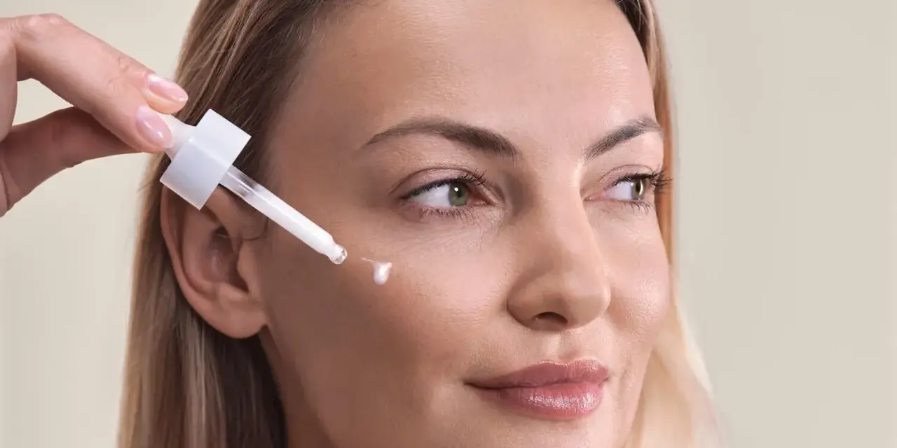 Kwas palmitynowy w kroplach serum pielęgnuje skórę kobiety, nadając jej blask.