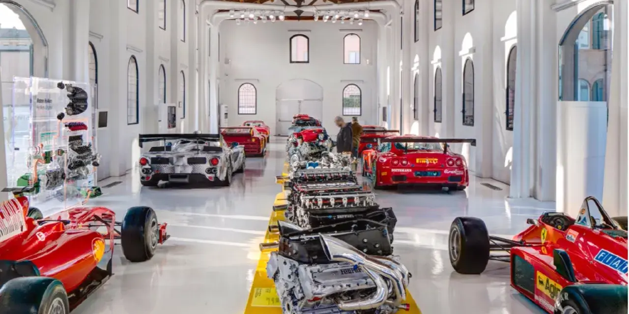 W muzeum Ferrari można podziwiać rzędami silniki i wyścigowe bolidy.
