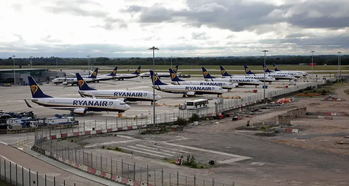 Samoloty Ryanair na płycie postojowej jednego z lotnisk w Londynie.