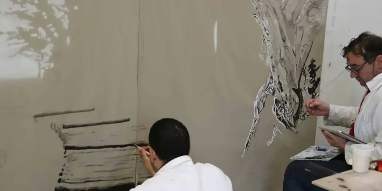 Deux artistes en pleine formation dessin CPF, l'un esquisse un paysage, l'autre travaille sur une composition abstraite.