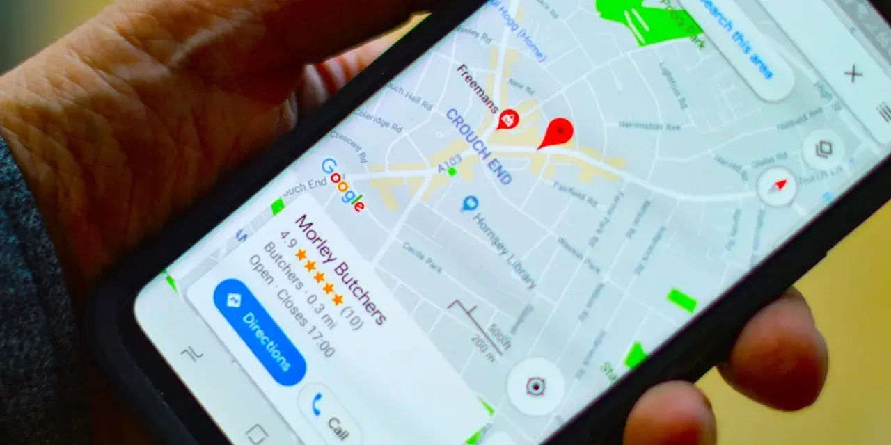 Na ekranie telefonu widać mapę Google z zaznaczoną lokalizacją. Pokazuje, jak wysłać pinezkę z lokalizacją, np. do sklepu Morley Butchers.