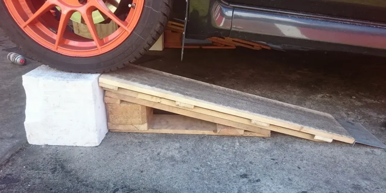 Jak zrobić najazdy samochodowe? Prosty DIY z palet i betonu, by podnieść auto.