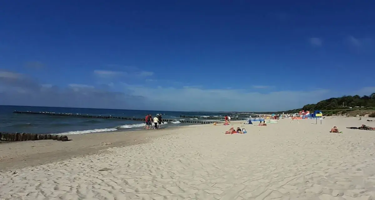 Plaża Wschodnia czy Zachodnia w Ustce? Wybierz idealne miejsce!